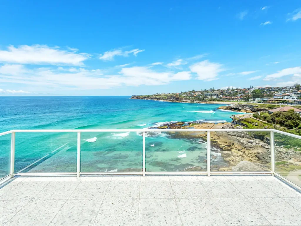 Bright 2 bedroom apartment with unobstructed beach and ocean views