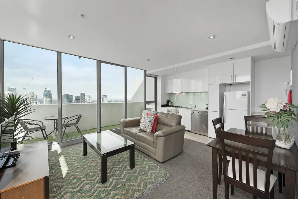 28th FLOOR, 180 DEGREE VIEWS, LARGE SECURITY APARTMENT