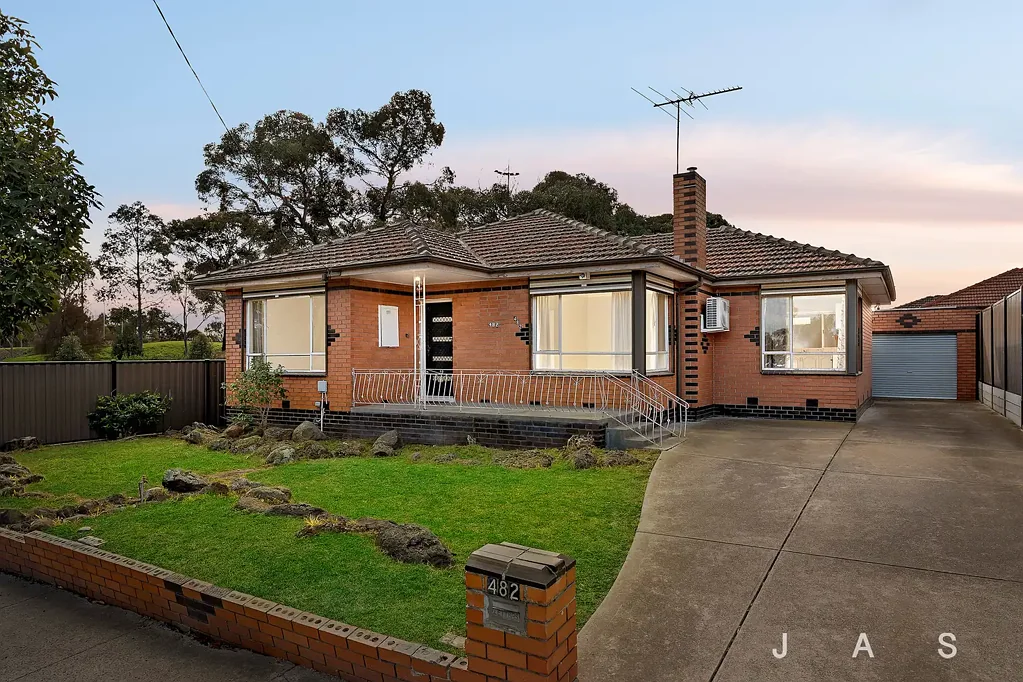 Altona North 3房 翻新、重建或尽情享受——选择权在您手中 Renovate, Redevelop or Simply Enjoy - The Choice Is Yours