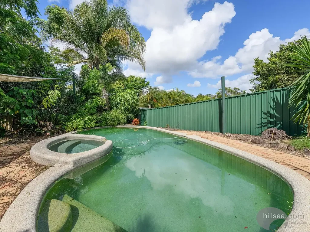 Helensvale 3部屋 Open Home Cancelled - Renovator’s Dream on appx 914m² block + Home Office/ Multi-Purpose Room, + Sparkling Pool