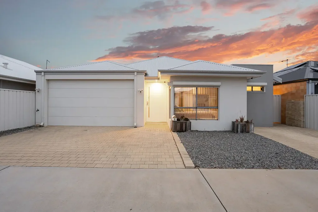 8 Dusky Court, Lake Coogee, WA 6166