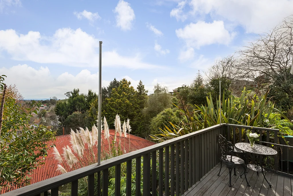 Paeroa 2Moenga Perched for Sun, Views, and Easy Living