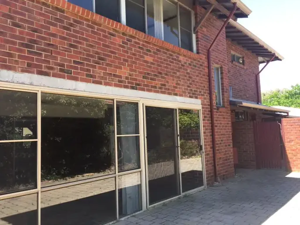 Spacious Townhouse In Fantastic Location !