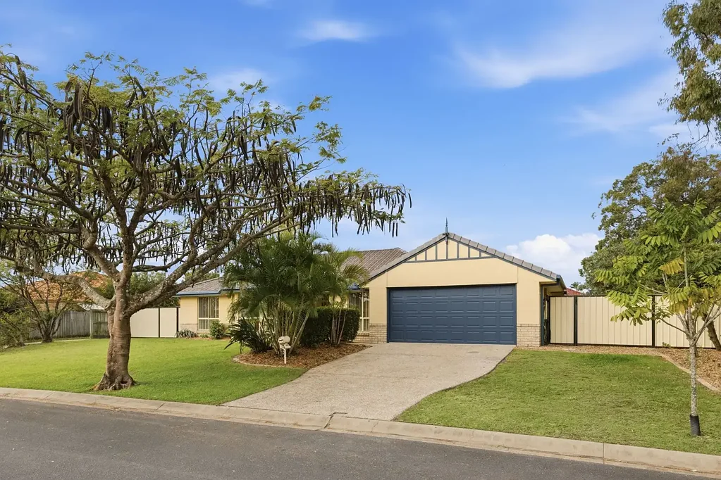 Parkinson 4Habitaciones AUCTION IF NOT SOLD PRIOR - Space, Security and Parkland Views in Quiet Parkinson Pocket