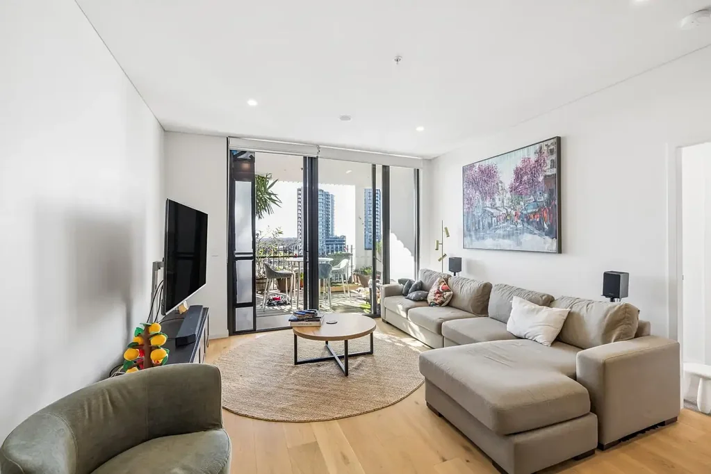 Castle Hill 2कमरा North facing, spacious and flexible 3 bedroom potential