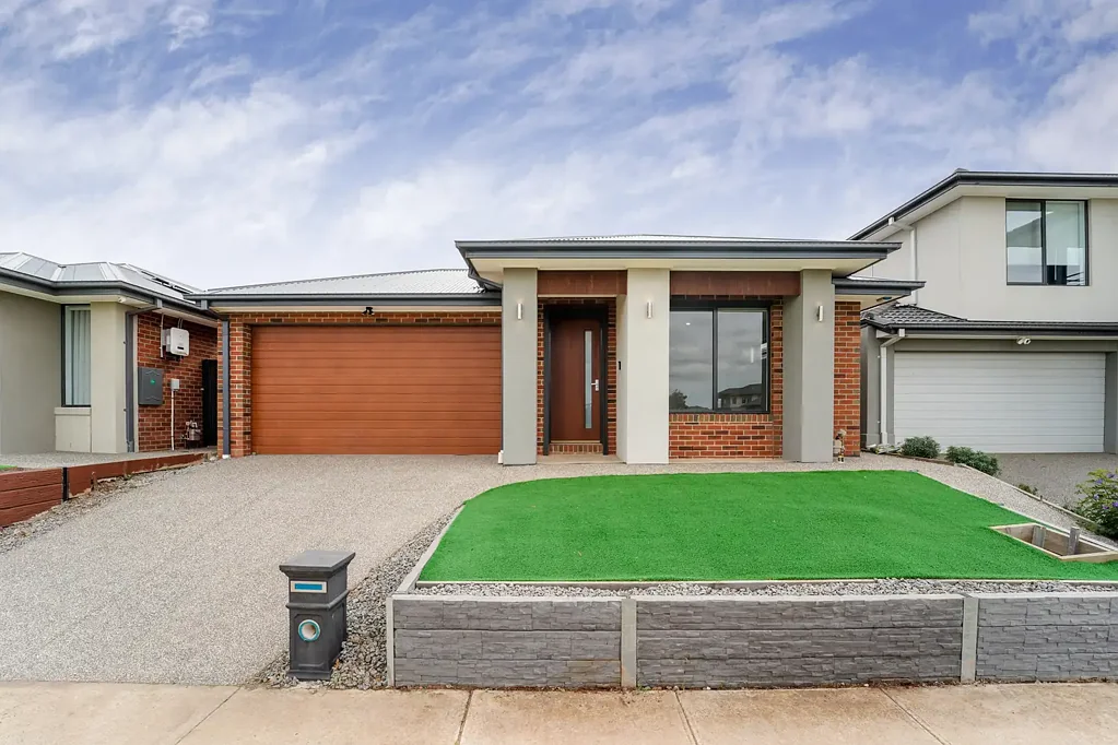 4BR Truganina Home with Extras, Walk to Warren Primary & Truganina Central!