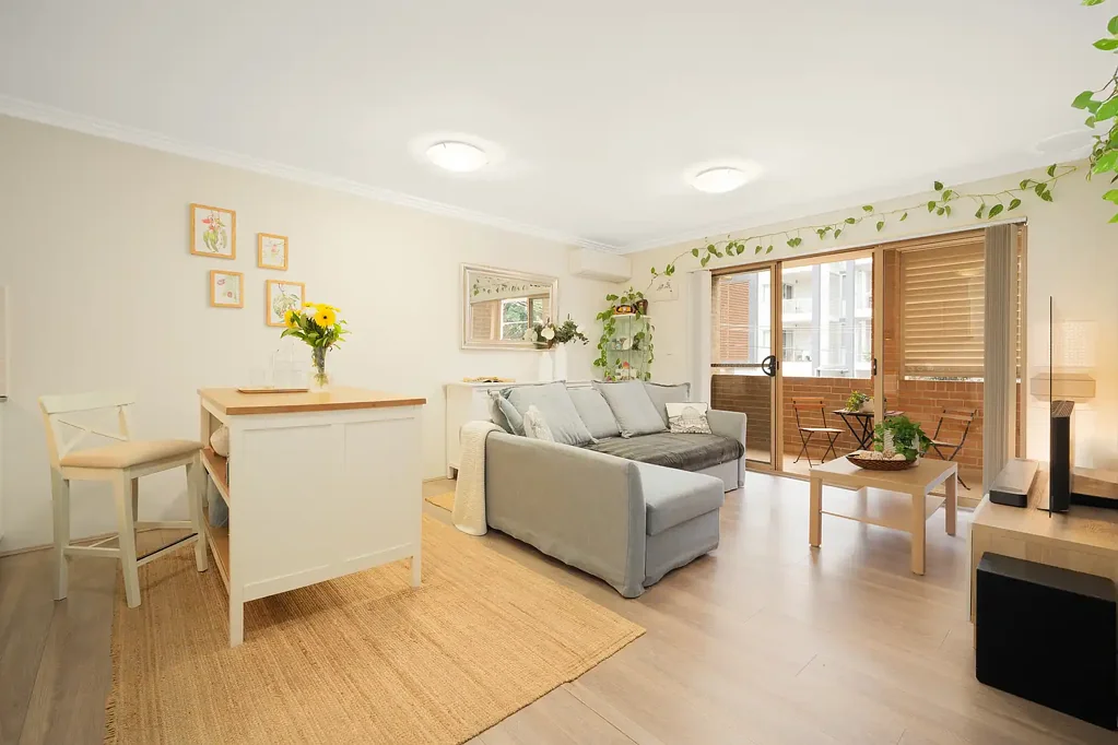 Homebush 2Kwarto Spacious, north facing apartment w/ dual entertaining balconies | Double brick & low strata $827/qtr