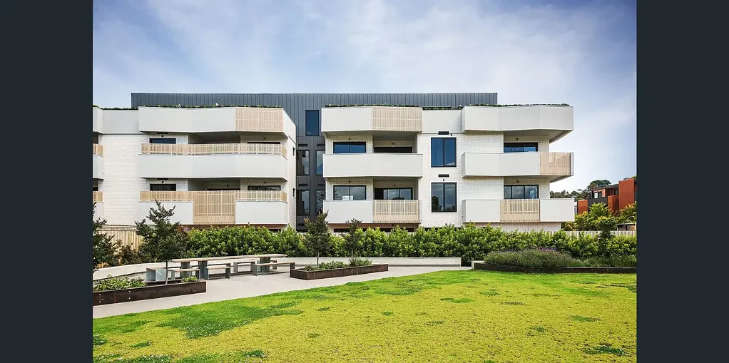 Light Filled 2 Bedroom Corner Apartment Directly Overlooking Lush Green Park - fully furnished