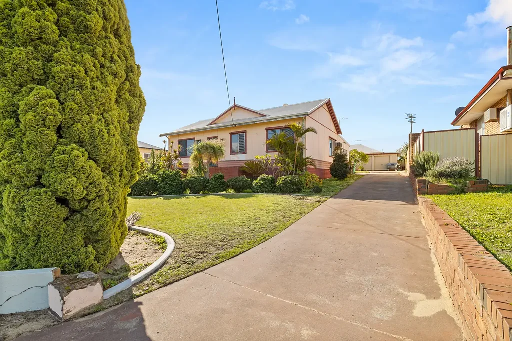 Carey Park 3房  GUIDING $500,000's