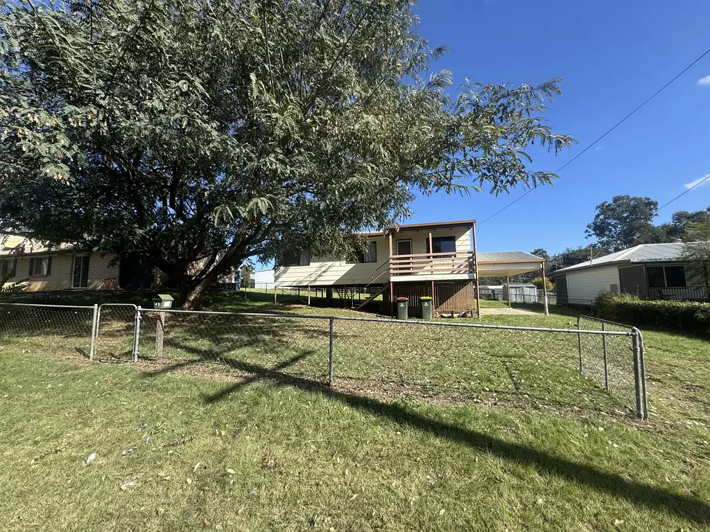 Nanango 3部屋 Affordable Home with Space and Potential