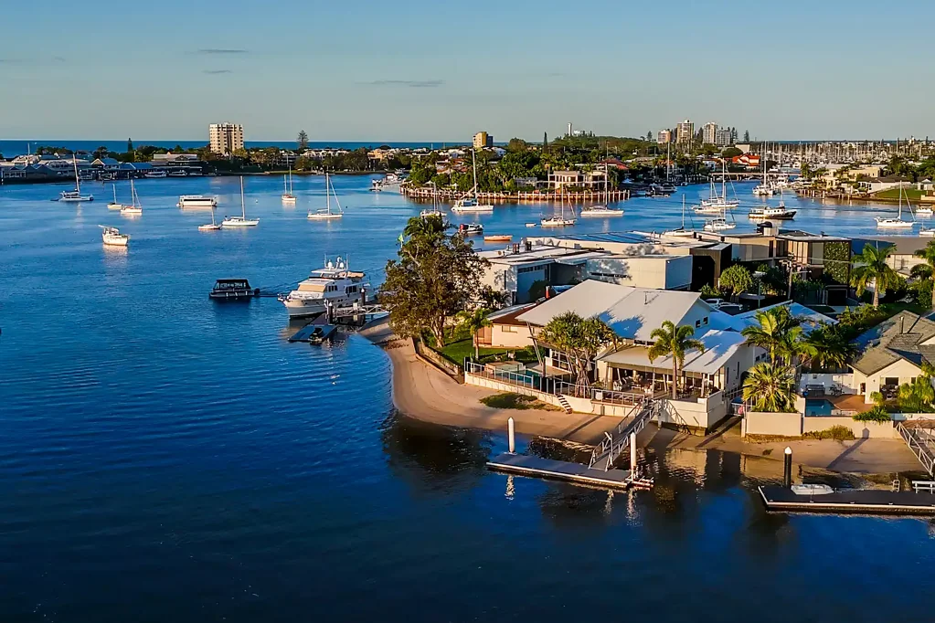 Mooloolaba 4कमरा AMAZING DEEPWATER CARWOOLA CRESCENT – IMPRESSIVE FAMILY HOME WITH 32M FRONTAGE!