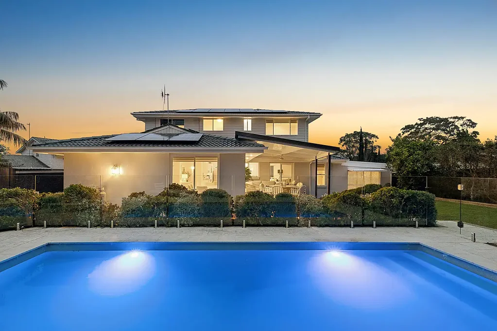 Wamberal 6कमरा North facing poolside entertainer with level backyard