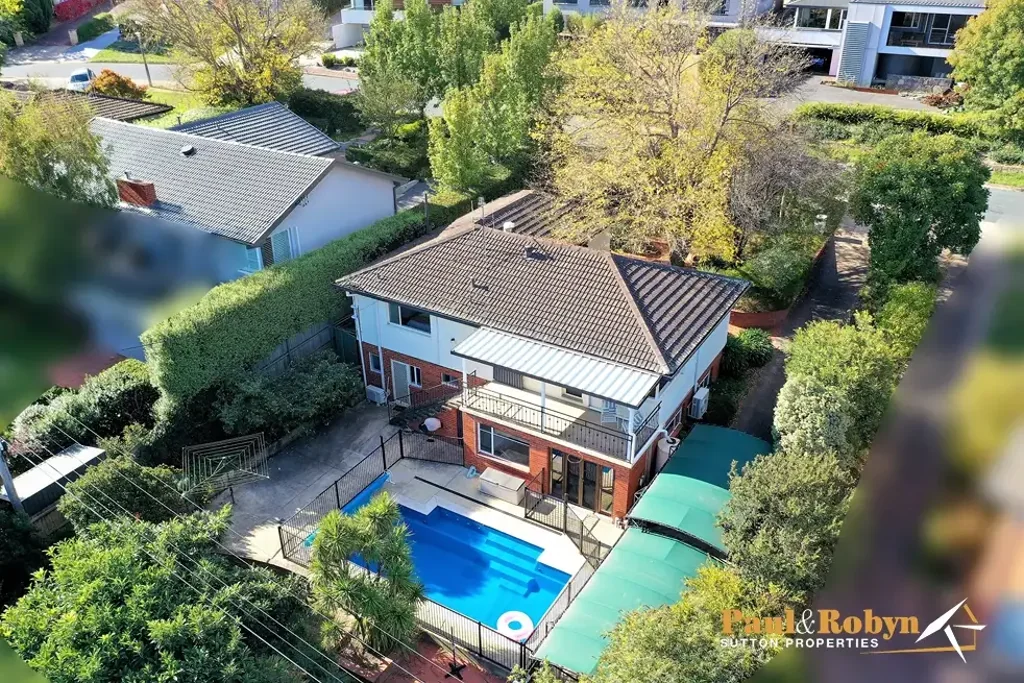 Hughes 4房 优雅山景豪宅 采光充沛空间敞 4卧3内置衣橱 顶级石材台面 双生活区 电动厨 游泳池 报警系统*NBN覆盖 即刻入住！ Charming 4 Bedroom Residence With Panoramic Mountain Views - Vacant and ready to move into
