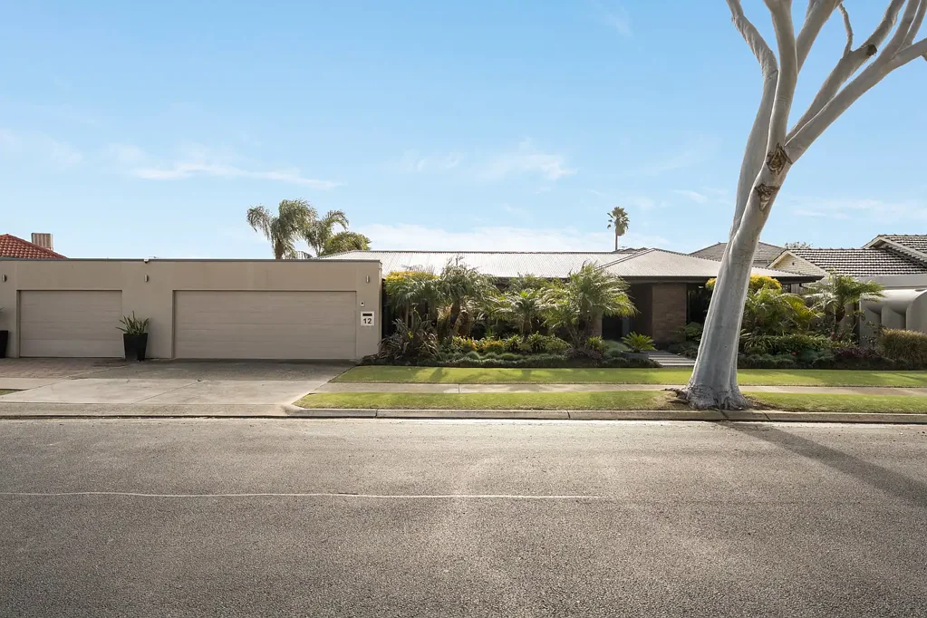 West Lakes Shore 4房  Expansive Family Entertainer with Exceptional Indoor-Outdoor Living.