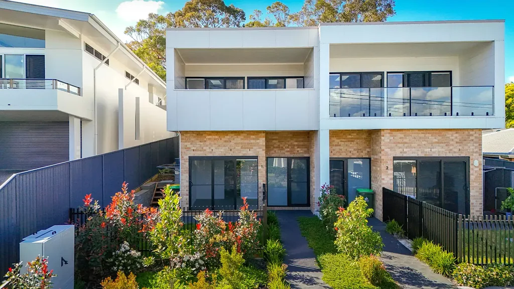 Valentine 3Kwarto Stunning Near-New Townhouse with Lake Views