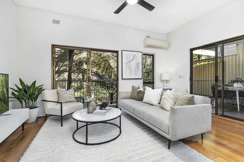 Lane Cove 3房 朝北庭院环绕 现代联排别墅 公园景观 开放式布局 度假村设施 网球场三泳池 步行交通 优质学区 邻近河畔商圈 Bright contemporary living in a sought-after Lane Cove setting