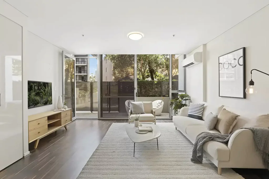 SPACIOUS GROUND FLOOR APARTMENT WITH RESORT-STYLE LIVING & EXPANSIVE PRIVATE COURTYARD