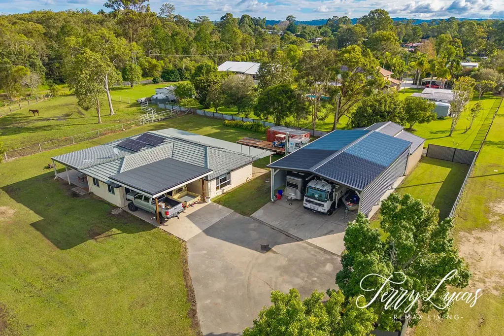 Upper Caboolture 3房  2 ACRE FAMILY LIFESTYLE PROPERTY - GREAT HOME - MASSIVE SHEDS! - BRING THE PONY!