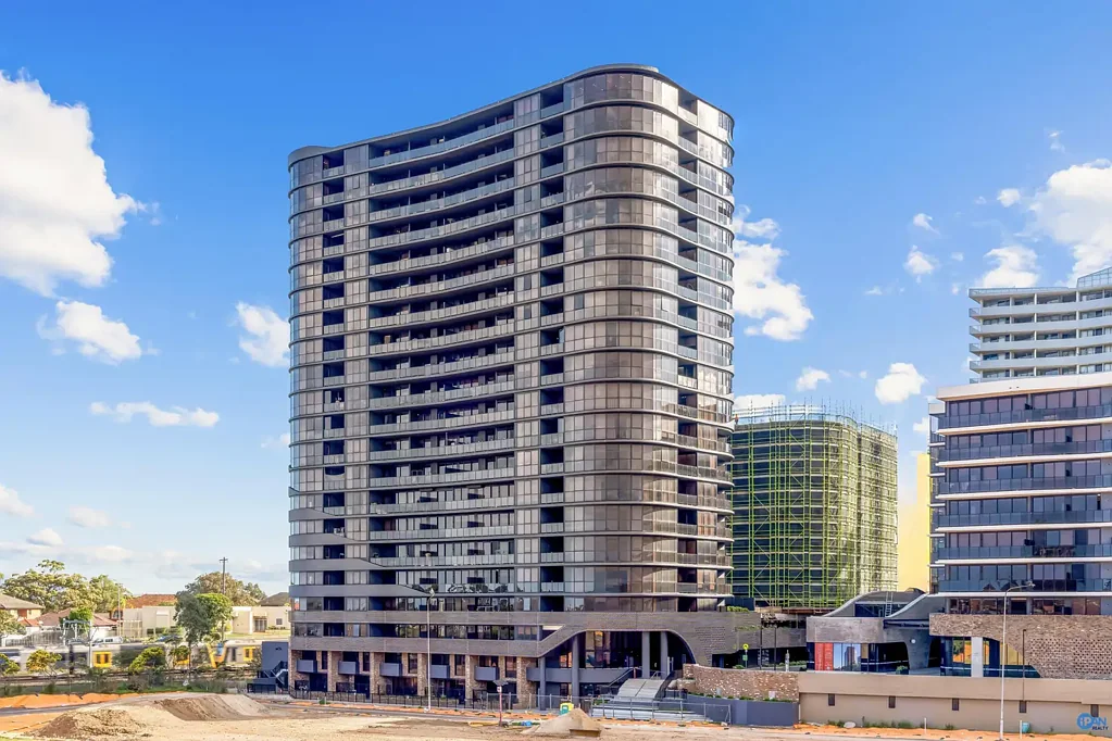 Hurstville 1房 黄金地段 中心高层 2024新筑 开放布局 品质厨电 宽敞卧房 壮丽景观 专用车位 现代浴室 Stunning Modern Living in Hurstville - Your Dream Home Awaits.