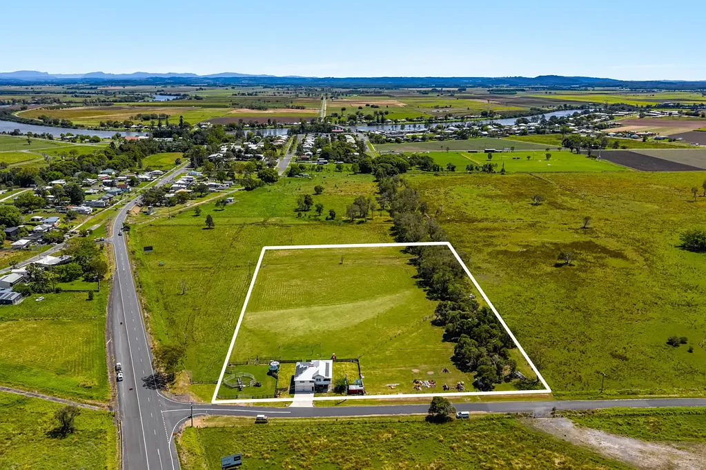 Woodburn 4房  Acreage Living Meets Coastal Convenience - Renovated Timber Home on 6.7 Acres