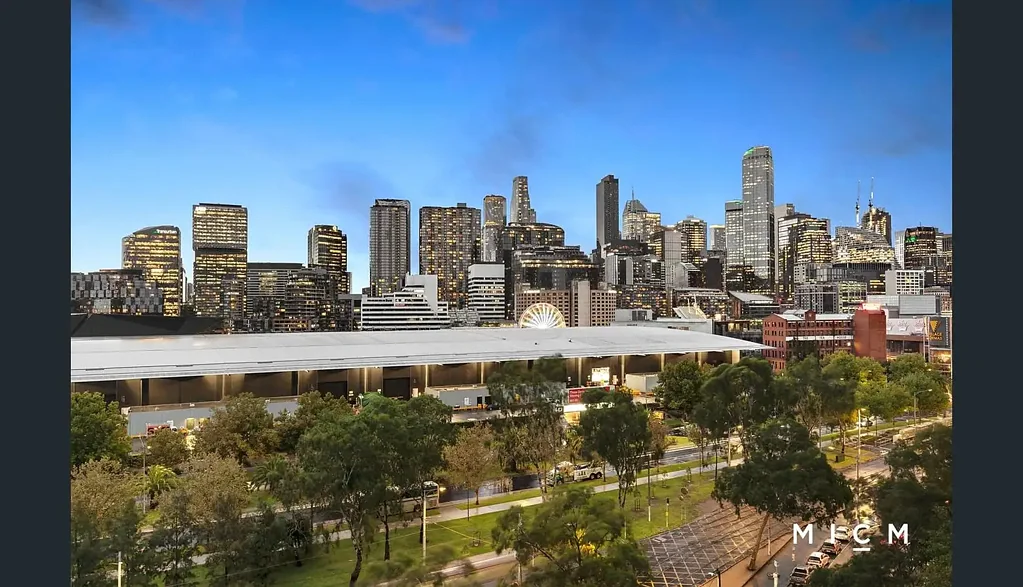 Spacious Corner Apartment with Stunning City & Bay Views in Prestigious Yarra Crest