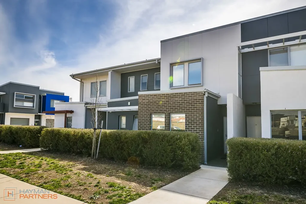 Light filled Modern Three bedroom-Three bathrooms Townhouse!