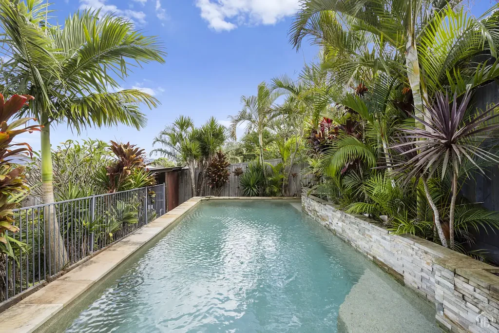 Banora Point 4chambre Spacious Single Level Living with Poolside Entertaining