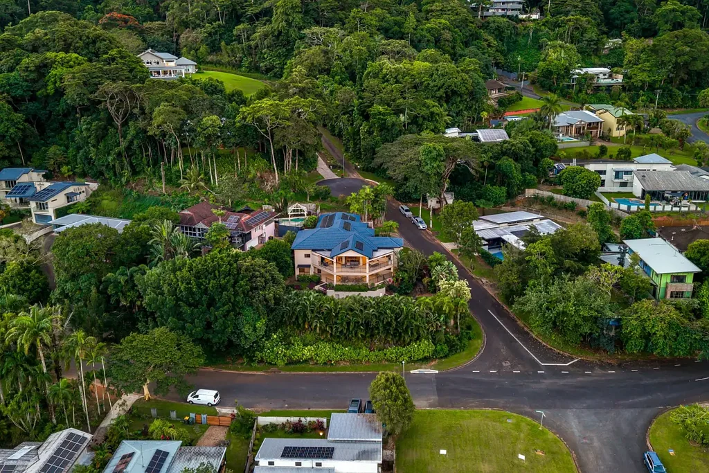 Edge Hill 5Phòng ngủ Architecturally Distinct Family Living in Prestigious Edge Hill