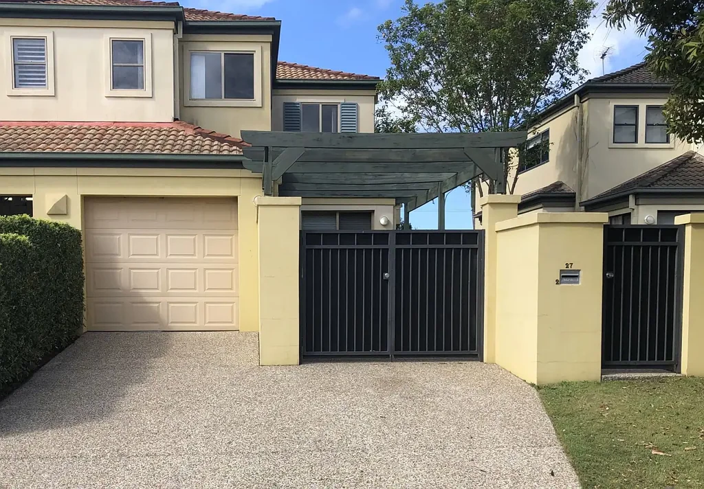 3 Bedroom, Air Conditioned Duplex with yard