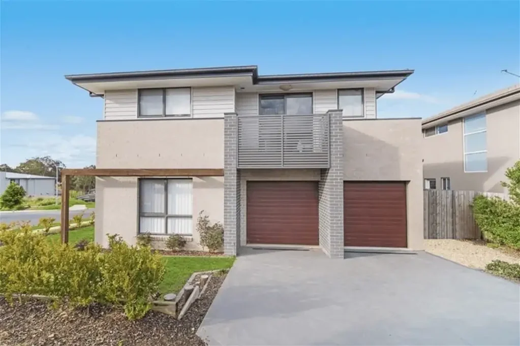 4-bed 2.5 bath house with timber floor and air con