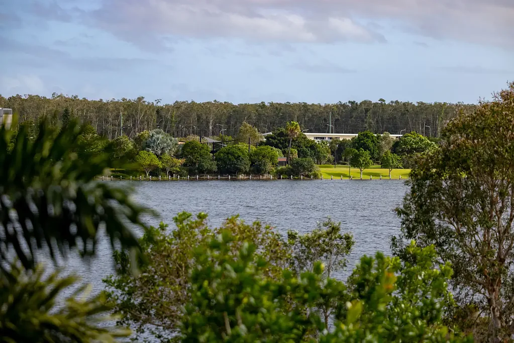 Birtinya 3房  Lake Kawana Views, Easy Living, and Room to Breathe.