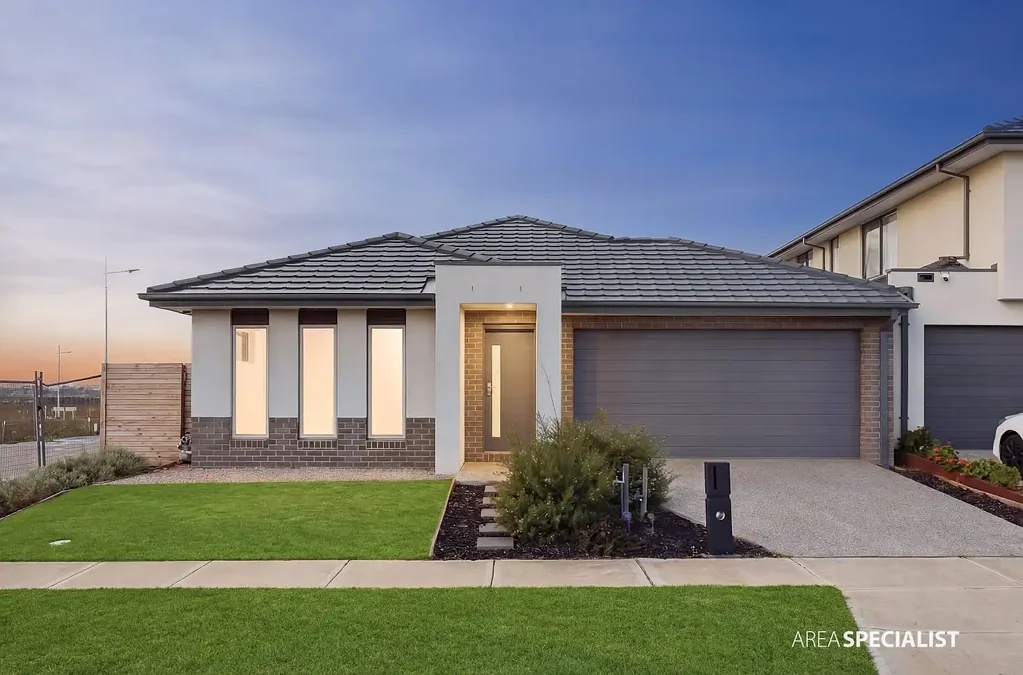 Wyndham Vale 4房 黄金地段Jubilee 5分钟达火车站 主要干道环绕 本地设施便利 绿色前院宁静 宽大窗户日照 开敞厨房明亮 主卧套间私享 中央浴室便利 双车库安全停 低维护后院休闲 The Brief- Near New Family Delight in a prime location of Wyndham Vale!