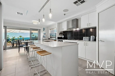 Kardinya 4房  Modern, Two Storey Living in a Prime Location