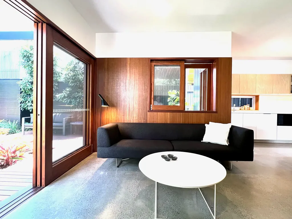 Palm Beach 4Habitaciones DESIGNER FREESTANDING HOME - PRIME BEACH LOCATION! Inspect Saturday 11am - 11:30am.
