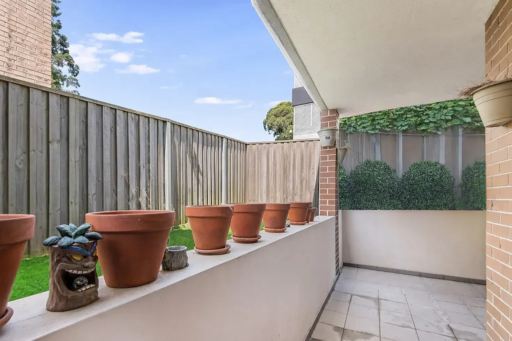 Homebush West 2房 珍贵东北景观 154㎡低维护公寓 宽敞卧室庭院 高品质厨房 充足光线 便捷交通 地下车位 Rare Expansive 154sqm Ground Floor Retreat with Courtyard