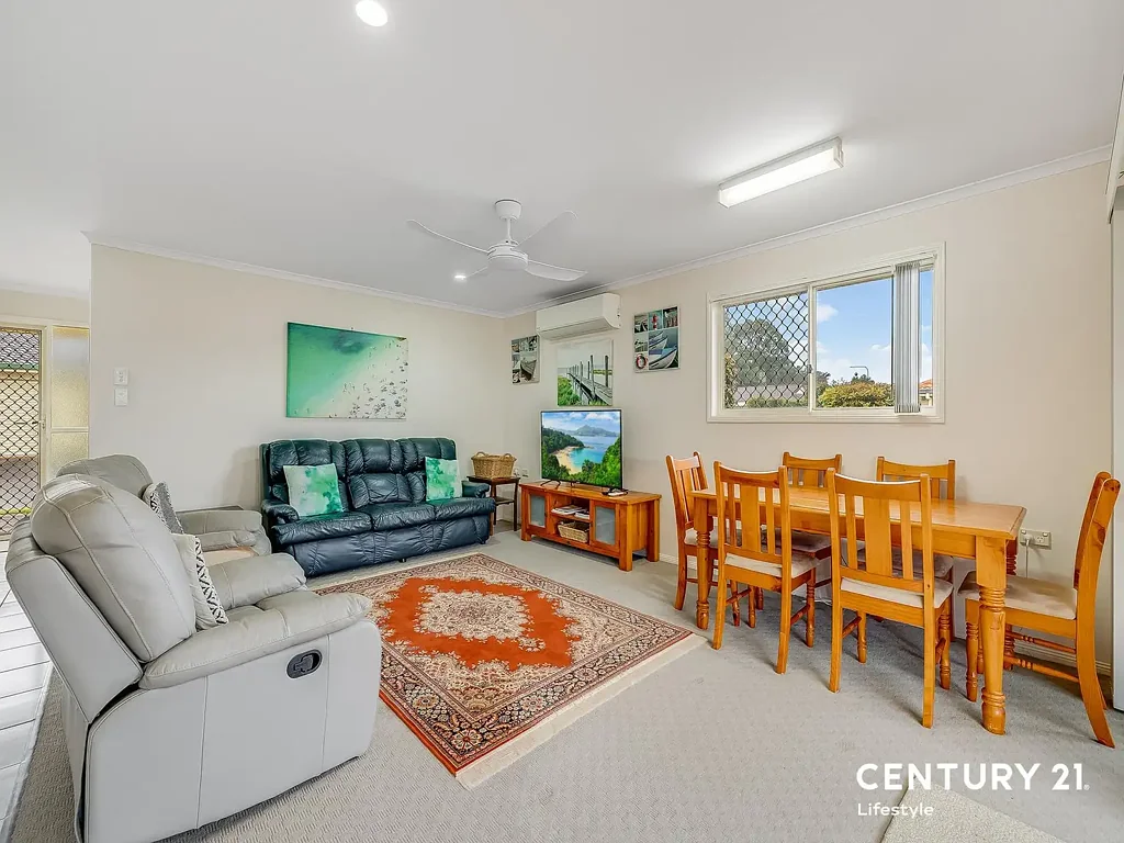 Caloundra 2Moenga Location, Location, Location!  An immaculate corner Villa just minutes to the Shops, Beach and Town!