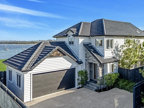 Bucklands Beach 4房  Sea Views, Style & Solid in Macleans Zone!