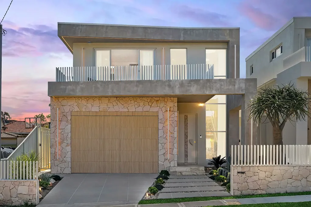 Revesby 5બેડરૂમ Immaculate entertainer imbues exquisite elegance