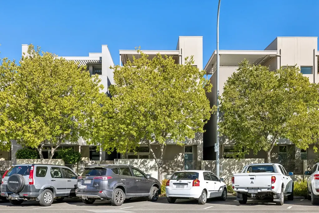 Adelaide 3બેડરૂમ RISE TO REFINED SKYLINE STYLE IN THE CITY'S PRESTIGIOUS EAST END.