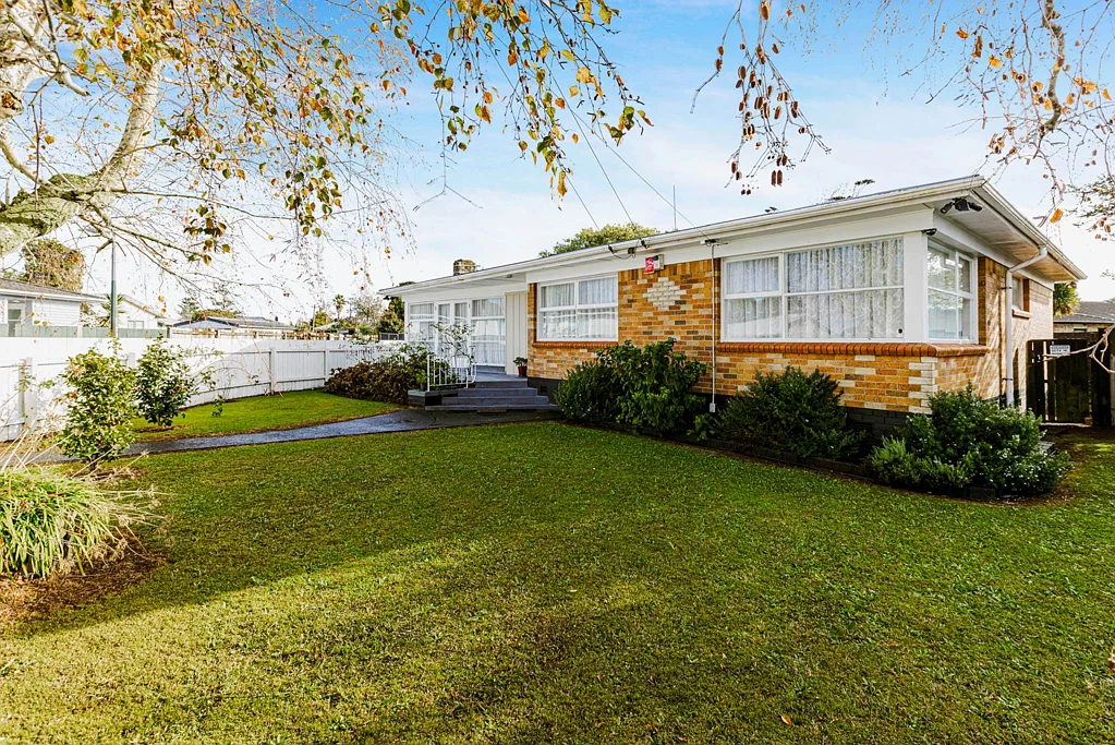 Papakura 3Zimmer Urgent Sale Required – Immaculate Solid Brick ...