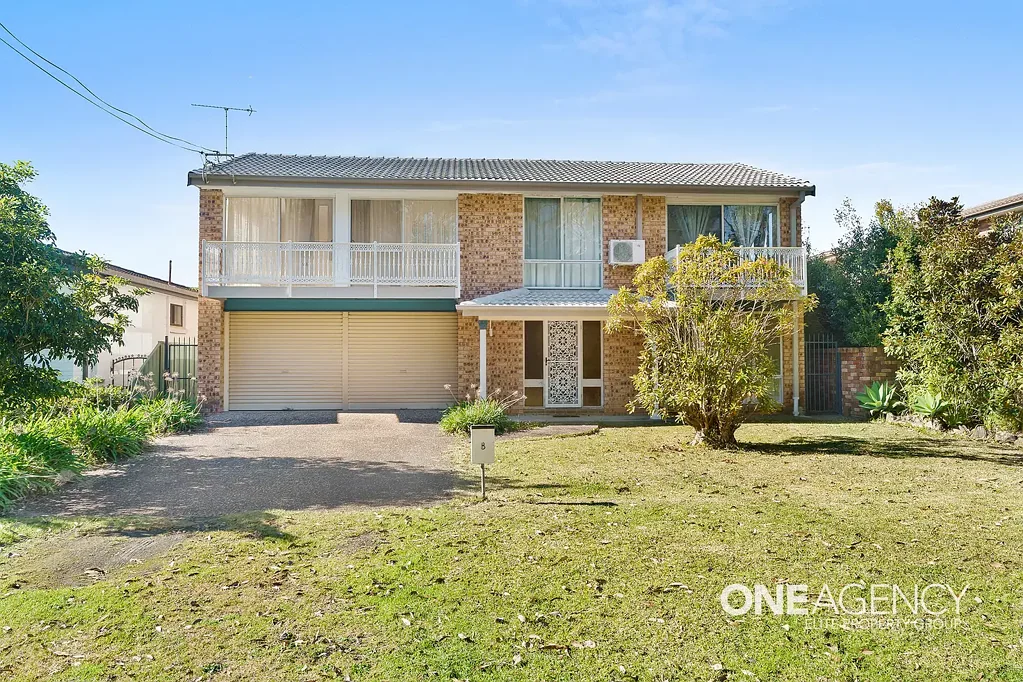 COASTAL ELEGANCE AND MODERN  COMFORT JUST MOMENTS FROM THE BEACH