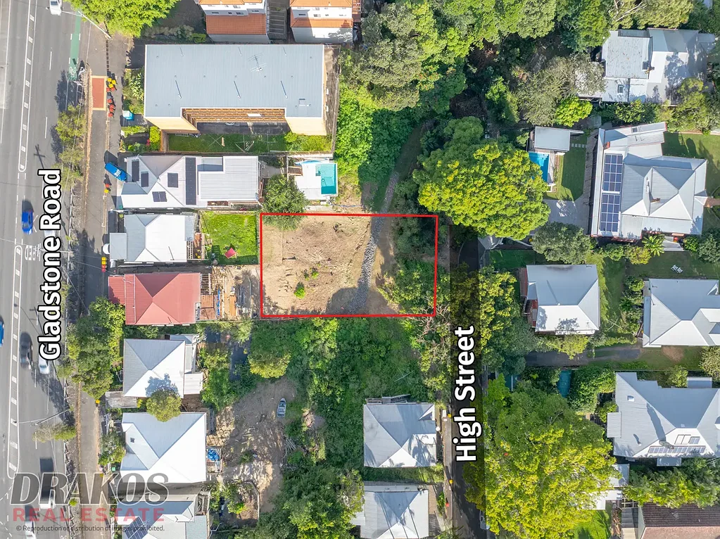 Highgate Hill 海格特山中心地带空置地块，20米正面宽度，自来水污水设施，靠近学校医院购物中心，打造梦想家园，价格惊喜，机会难得。 Inner City Land.