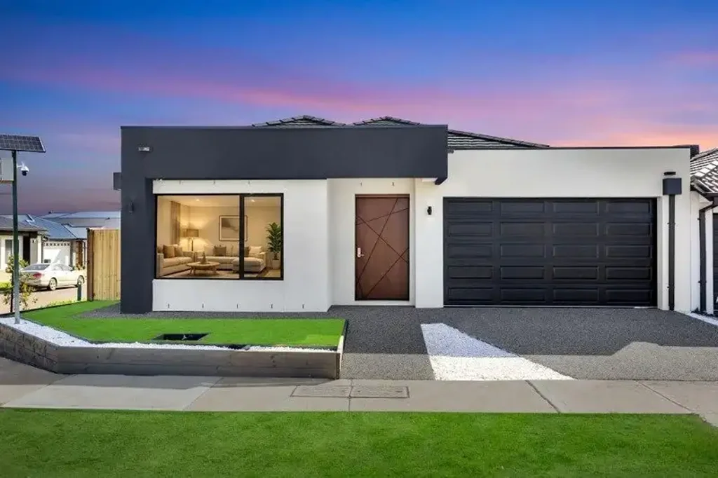 Deanside 4 Bedroom FULLY UPGADED CUSTOM BUILT WITH ALL BEDROOMS ATTACHED BATH|2 LIVINGS | CLOSE TO FREEWAY