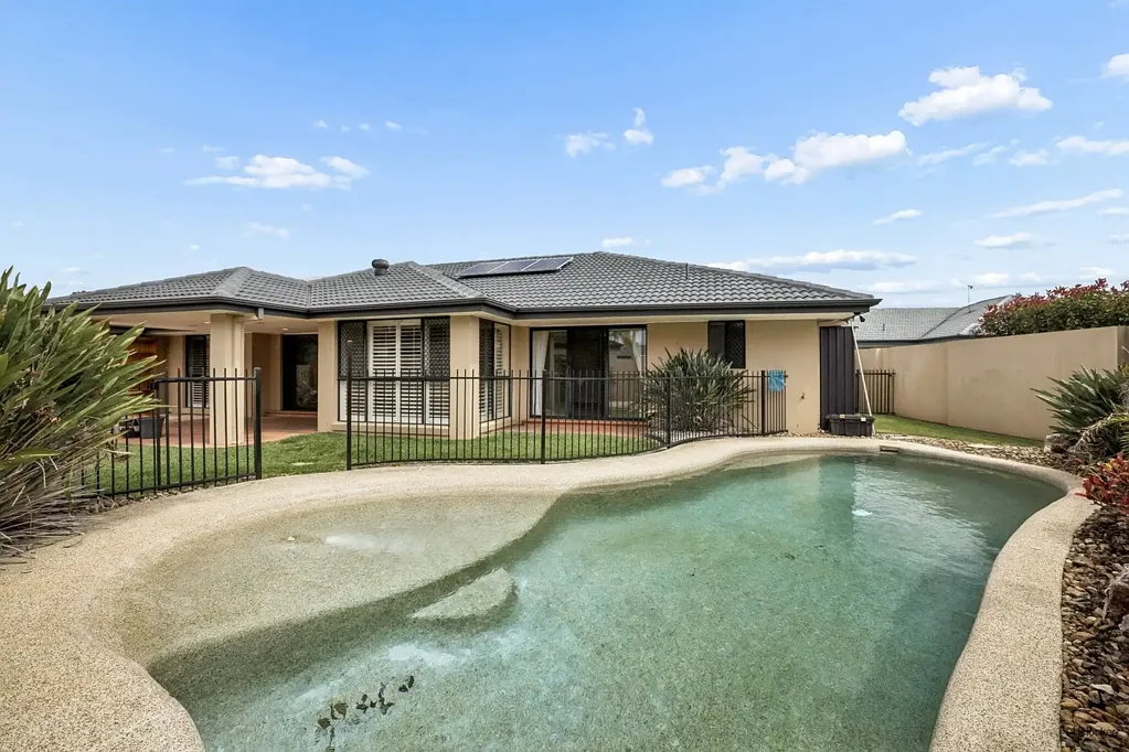 Clear Island Waters 4બેડરૂમ Single-Level Sanctuary in the Moorings Estate