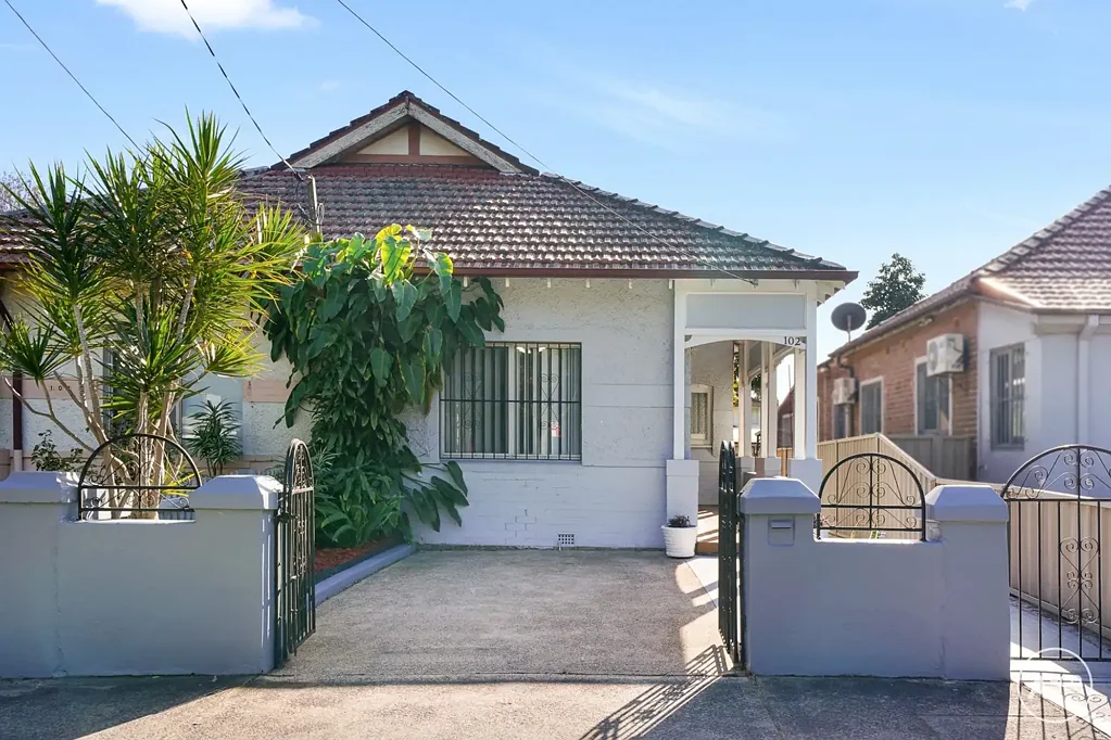 Kingsford 2Phòng ngủ Charming Semi in a Central Location with Endless Potential