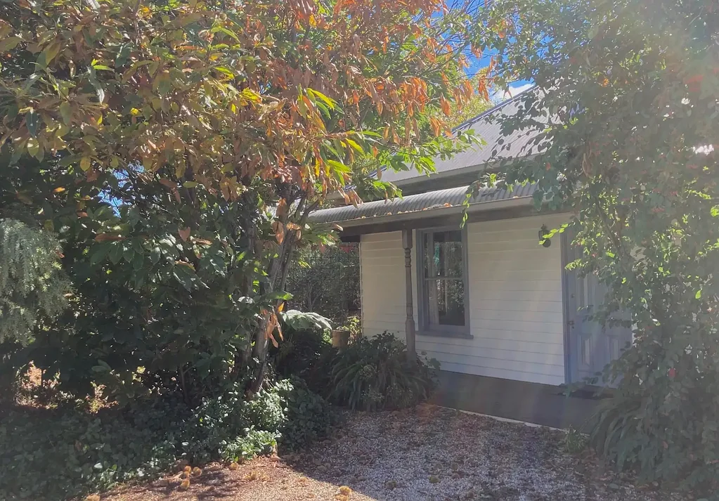 Daylesford 3Moenga A Soulful Wombat Hill Home with Gardens, Light and Long-Term Potential