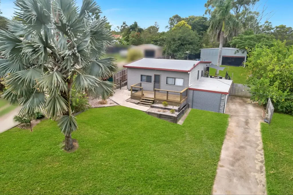 4 Bedrooms with a Shed!