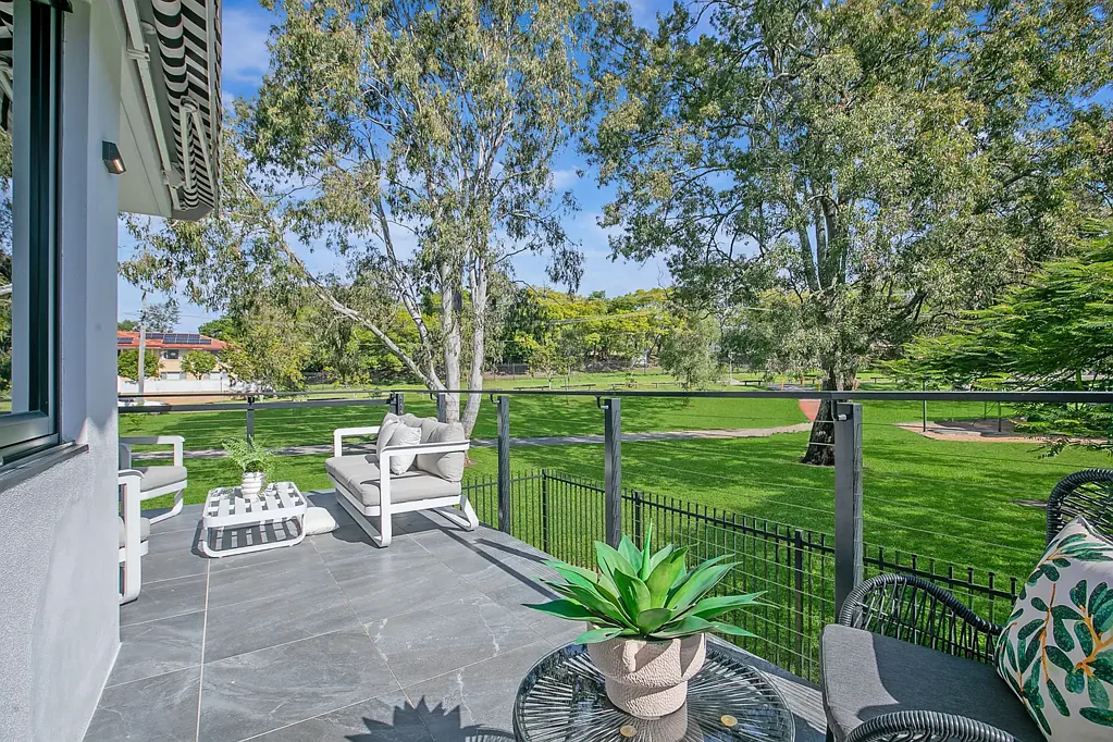 Carina Heights 2chambre Unique Ground Floor Opportunity with Parkside Views
