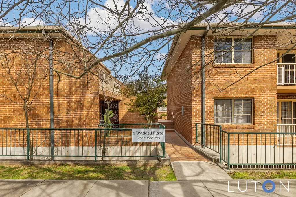Nicely Presented Apartment with Two Courtyards