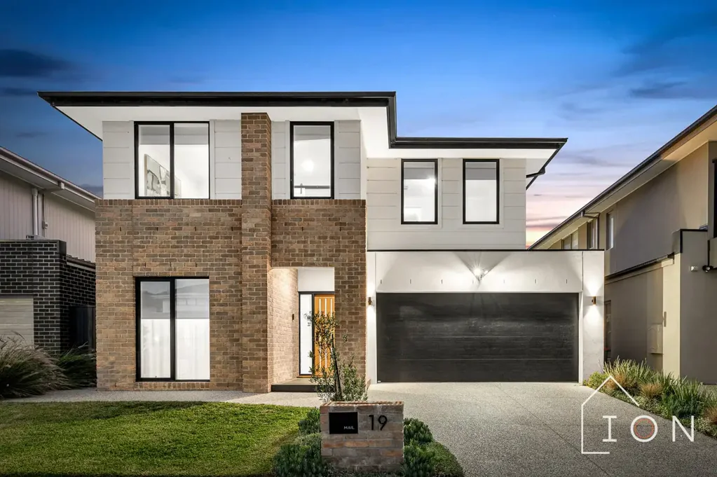 Clyde North 4房  Family Living Elevated by a Private Poolside Retreat